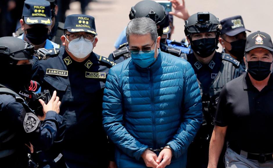 Juan Orlando Hernández llegó con grilletes y con uniforme azul de cárcel