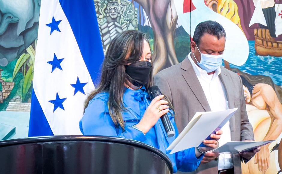 La subsecretaria de Educación exponiendo su opinión sobre los resultados del estudio.