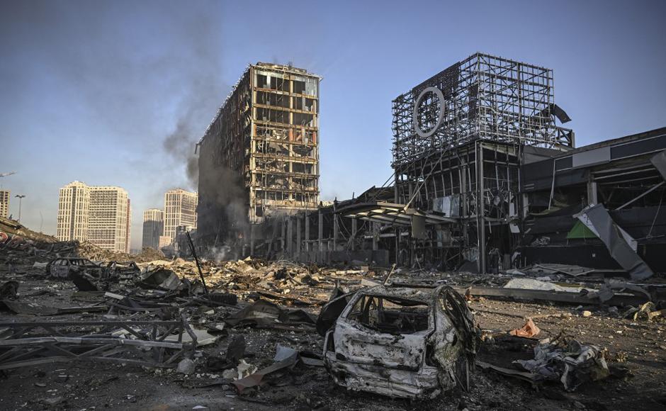 El humo se eleva después de un ataque ruso contra el centro comercial Retroville y el distrito residencial de Kiev.