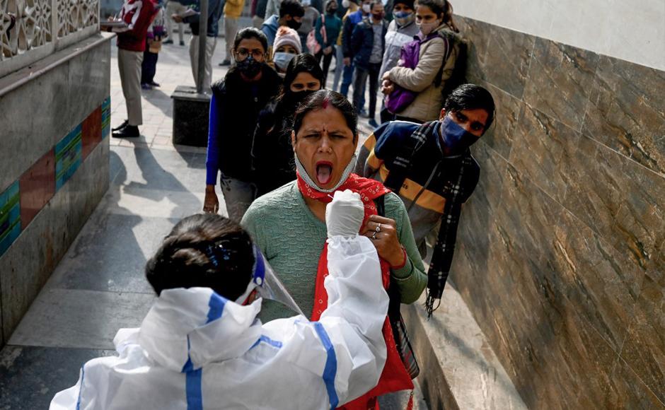 Países alivian el aislamiento para evitar parálisis ante invasiva variante ómicron