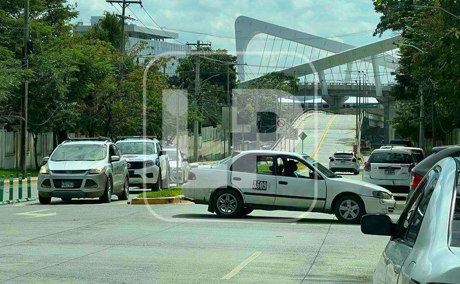 Unos metros adelante del portón de emergencia está el retorno, pero también necesita señal.