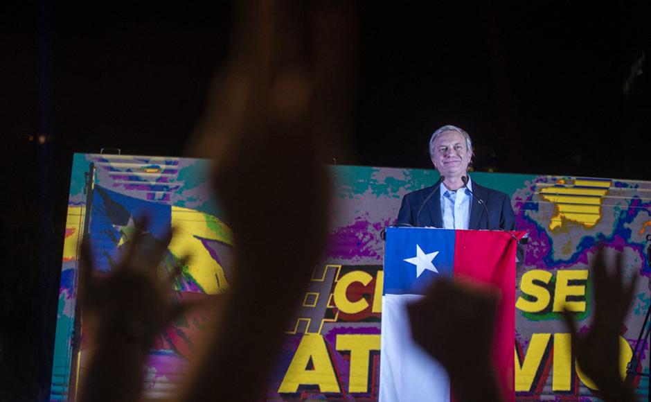 El candidato presidencial chileno José Antonio Kast, del Partido Republicano, se dirige a los simpatizantes frente a la sede general en Santiago.