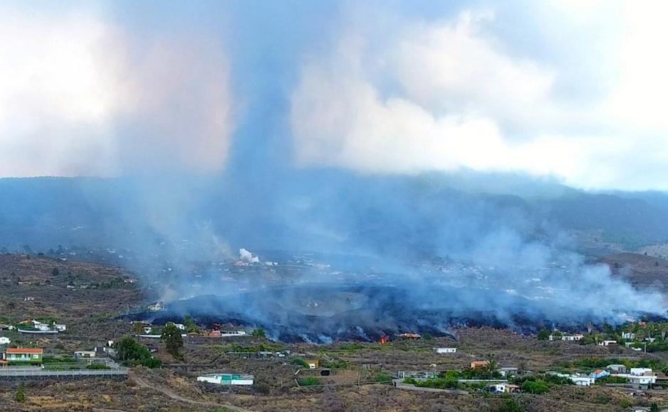 Erupción de volcán en Canarias deja 6,000 evacuados; lava sigue avanzando hacia el mar