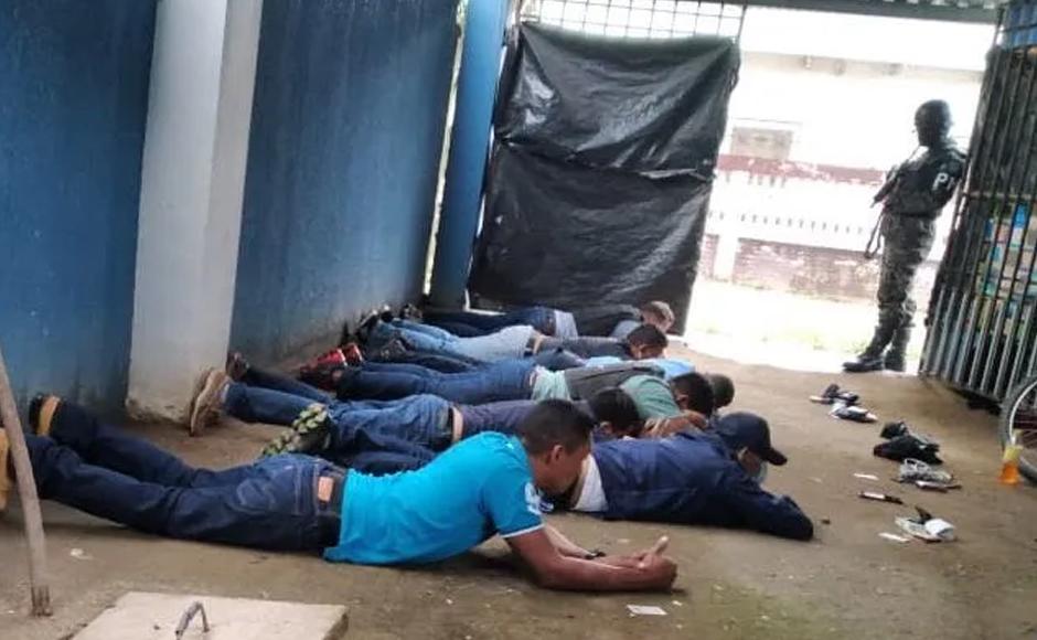 Los agentes fueron sorprendidos en pleno operativo de la Dirección de Lucha Contra el Narcotráfico.