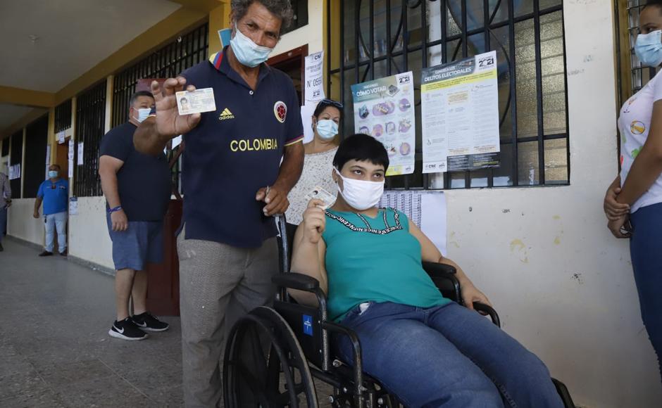 La población salió desde temprano para evitar enormes filas y lograr votar.