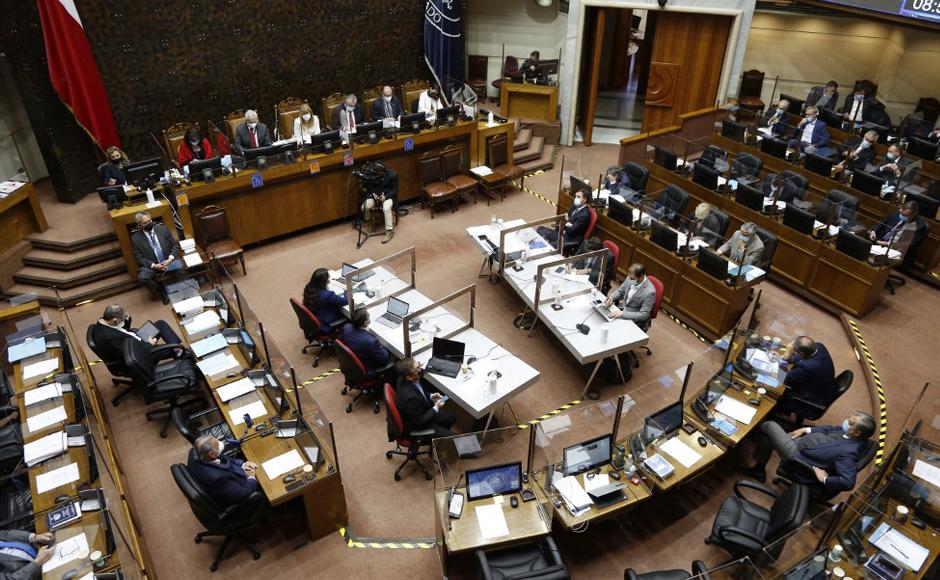 Senadores chilenos se reúnen para votar una moción para acusar al presidente Sebastián Piñera por denuncias de irregularidades.