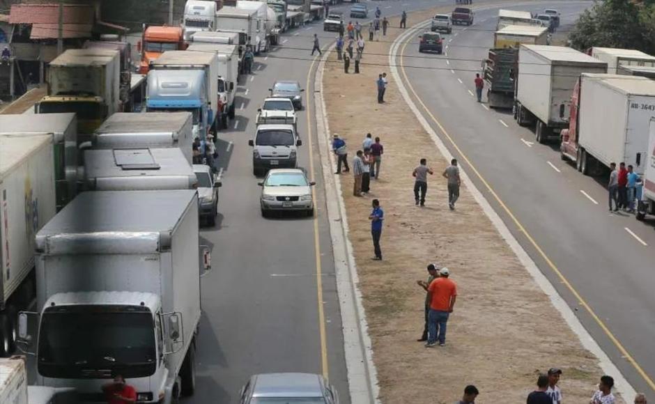 Policía advierte uso de la fuerza si transporte de carga no abandona tomas