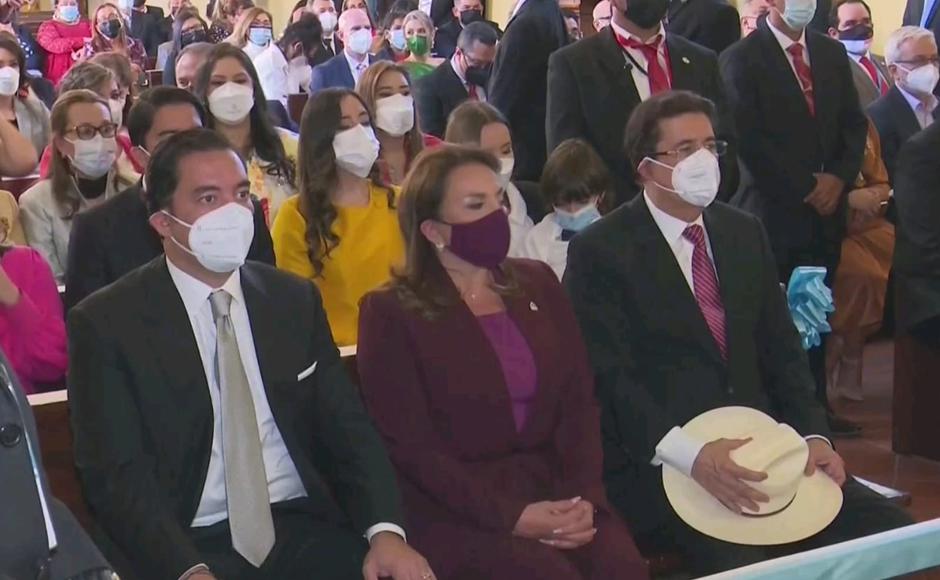 Xiomara Castro y su familia dentro de la hermita de Suyapa en la capital.