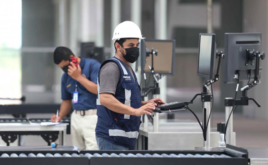 Técnicos hacen pruebas finales del moderno y sofisticado sistema en el nuevo aeropuerto ubicado en Palmerola, Honduras.