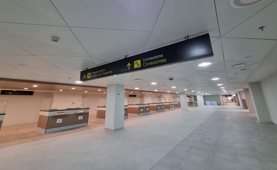 Amplias salas de migración, con sistemas modernos que facilitan el control de pasajeros entrando al país.
