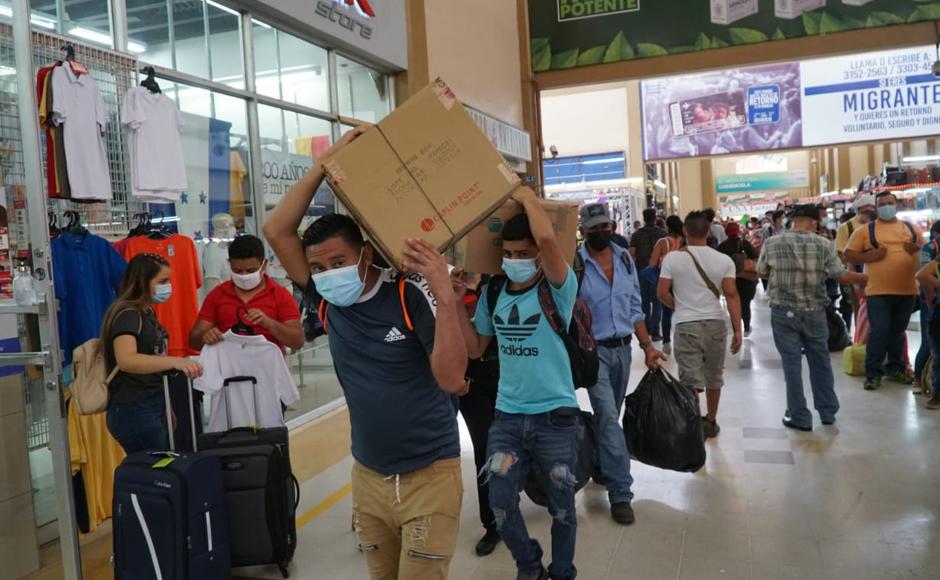 Los viajeros comenzaron a llegar a la Terminal desde horas tempranas de este miércoles. 