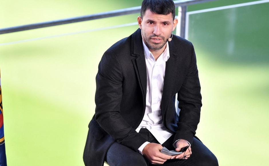 El delantero argentino del Barcelona Kun Agüero observa mientras se dirige a una conferencia de prensa.