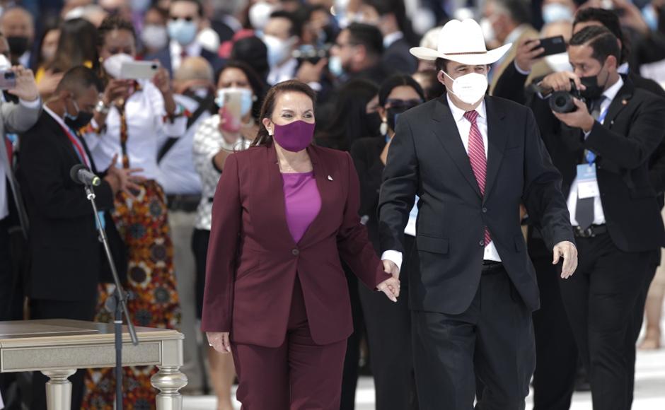 Xiomara Castro y Manuel Zelaya caminado sobre el estadio Nacional durante la toma de posesión.