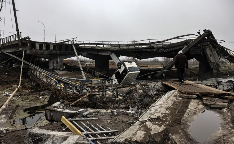 Ucrania afirma rápida retirada rusa del norte y la Cruz Roja intenta evacuar Mariúpol