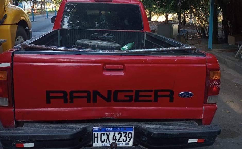 Automóvil en el que se transportaban al momento de que policías les hicieran el alto sobre la carretera.