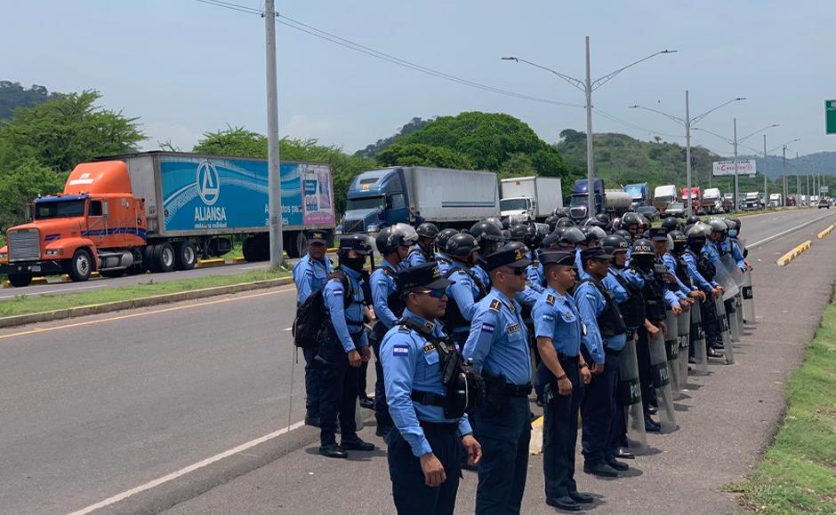 Mediante diálogo y desalojos habilitan carreteras bloqueadas por transportistas de carga