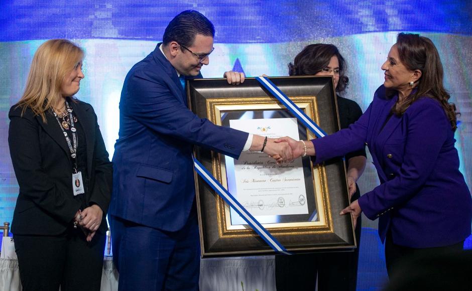 Xiomara Castro envió un mensaje de esperanza tras recibir su credencial.