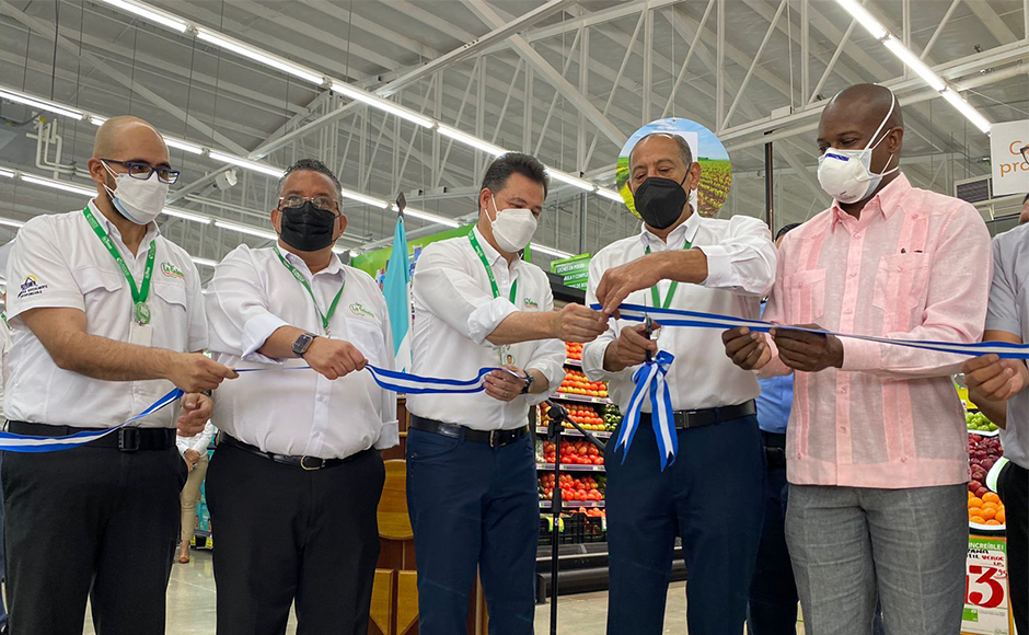 Leonel Giannini K. se encuentra en la apertura de la nueva tienda.