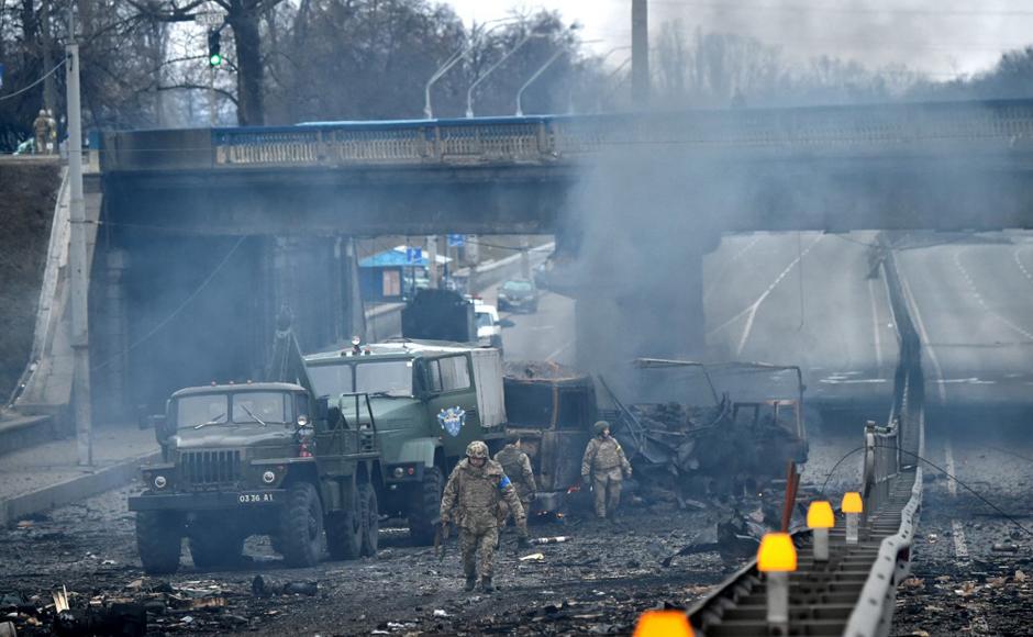 Se ve a miembros del servicio ucraniano en el lugar de un combate con un grupo de asalto ruso en la capital ucraniana de Kiev.