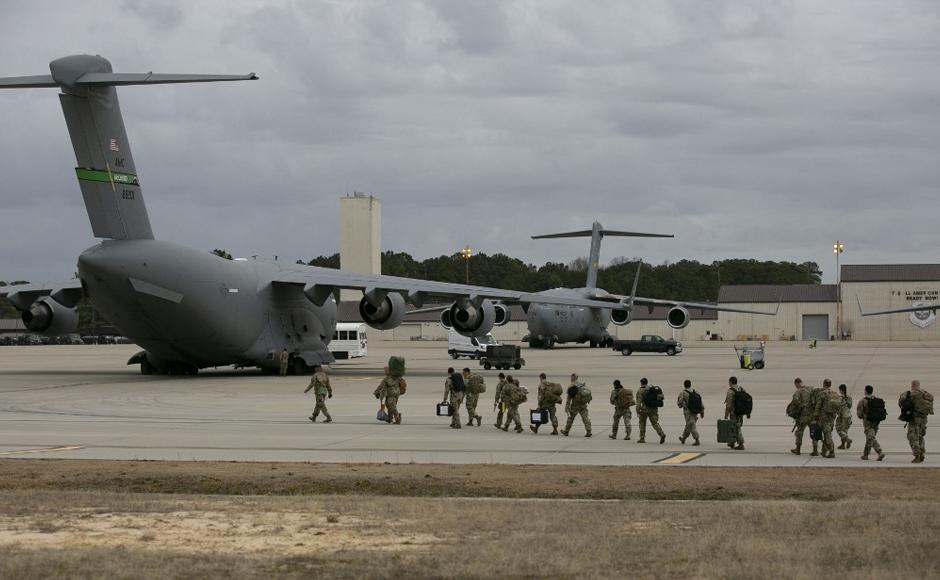 Las tropas estadounidenses se despliegan hacia Europa desde el aeródromo Pope Army en Fort Bragg, Carolina del Norte.