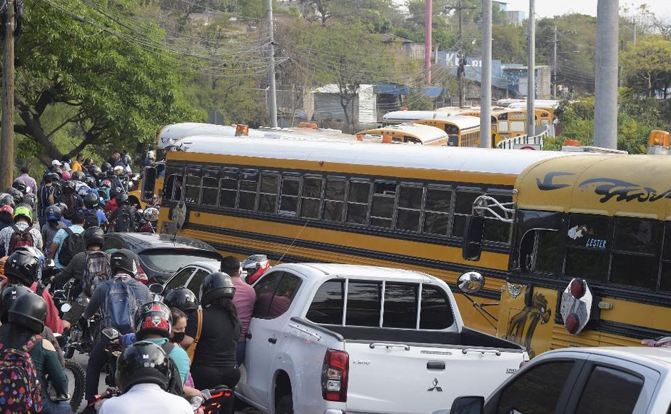 Miles de hondureños se desplazaron a pie porque los buses y taxis pararon operaciones desde temprano.