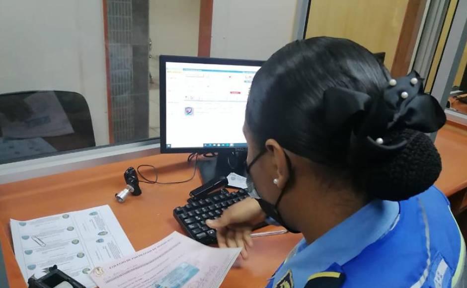 ¡Alerta! Estafadora finge ser tramitadora de licencias de conducir y agente de tránsito