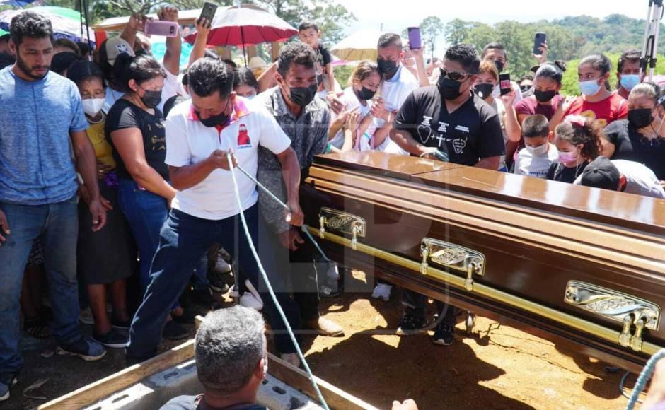 Momento en que familiares, amigos y fieles de la iglesia católica sepultaban sus restos en su natal Agua Azul Sierra.