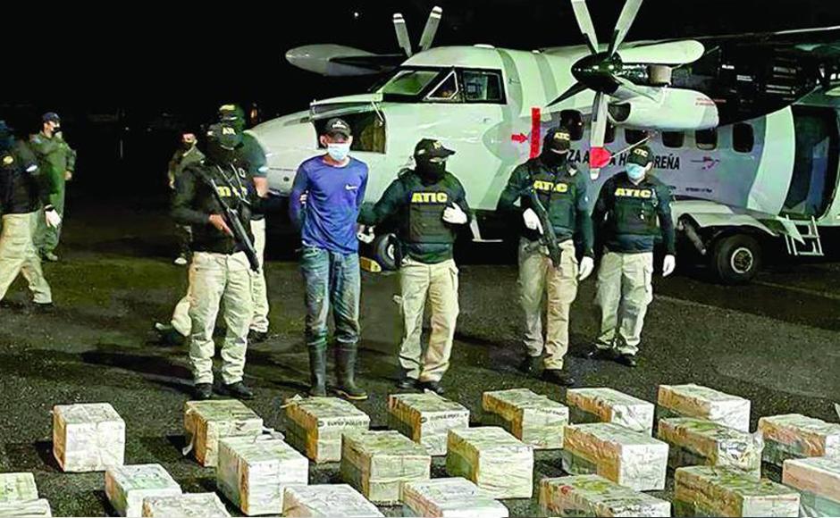 Pastor Alexis Vega Cárcamo siendo presentado por la Atic junto a la evidencia.