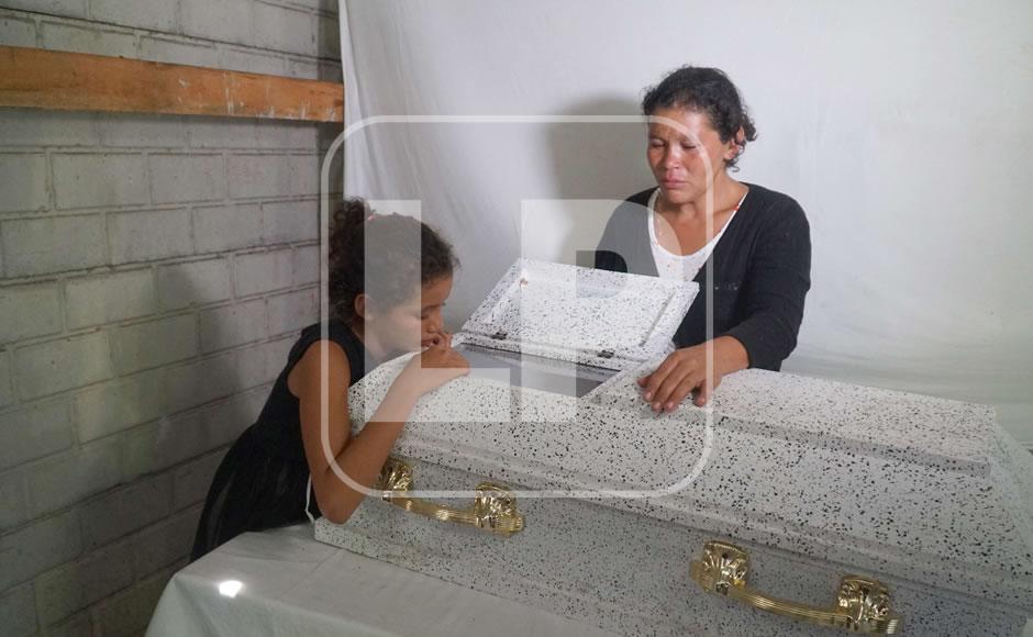 Familiares y amigos dieron el último adiós a Cesia Hernández (de 1 año).