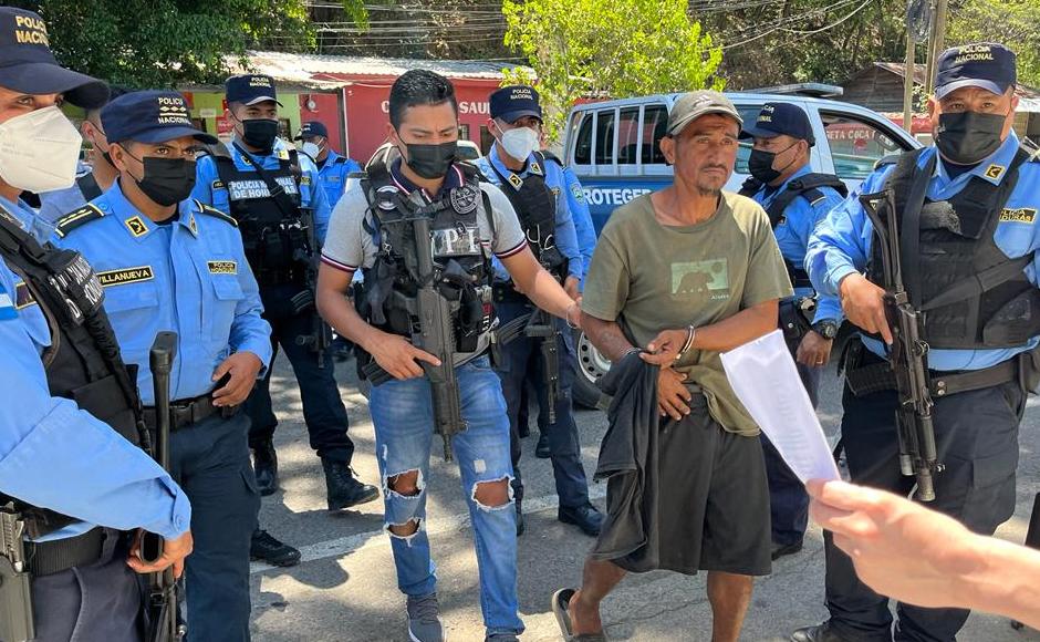 Policía entrega miembro de la Pandilla 18 a El Salvador