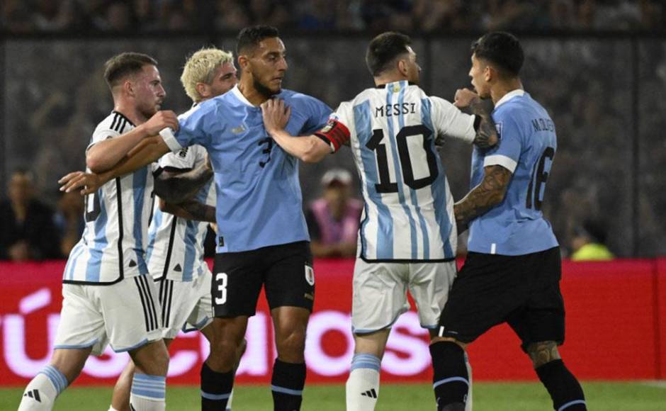Sin embargo, el pelito no quedó ahí, pues <b>Leo Messi</b> entró al zafarrancho, en donde tuvo una reacción para separar al uruguayo, a quien tomó del cuello.