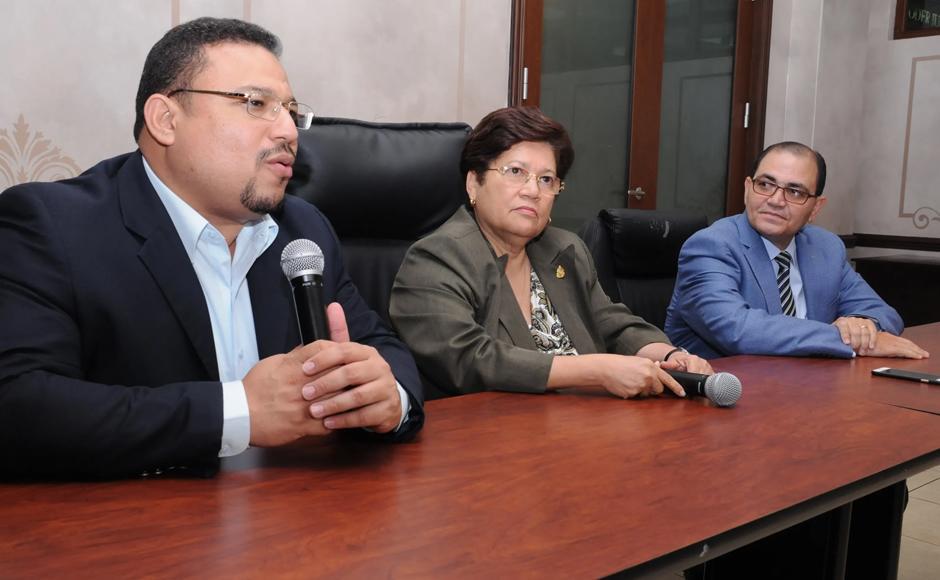 Los depuradores Omar Rivera, Vilma Cecilia Morales y Alberto Solórzano.