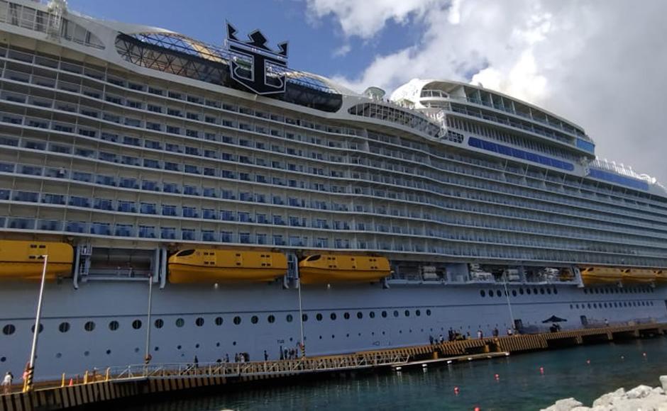 El arribo del crucero esta mañana generó emoción entre los habitantes de la isla.