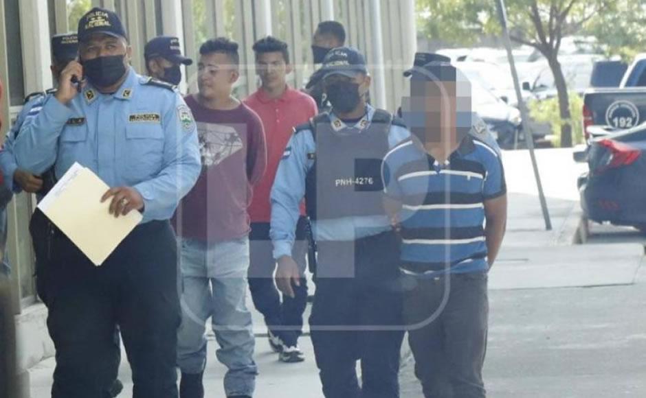 Los acusados cuando eran llevados a los juzgados sampedranos en la mañana.