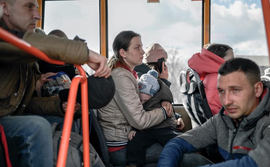 Los desplazados internos llegan a un centro para personas desplazadas en Zaporizhzhia, a unos 200 kilómetros (124 millas) al noroeste de Mariúpol.