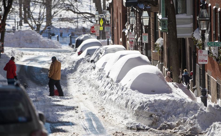 Los automóviles están enterrados con nieve en Beacon Hill.