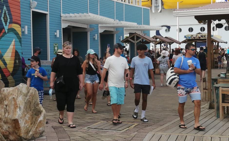 Turistas recorriendo sobre el muelle tras la llegada del imponente barco.