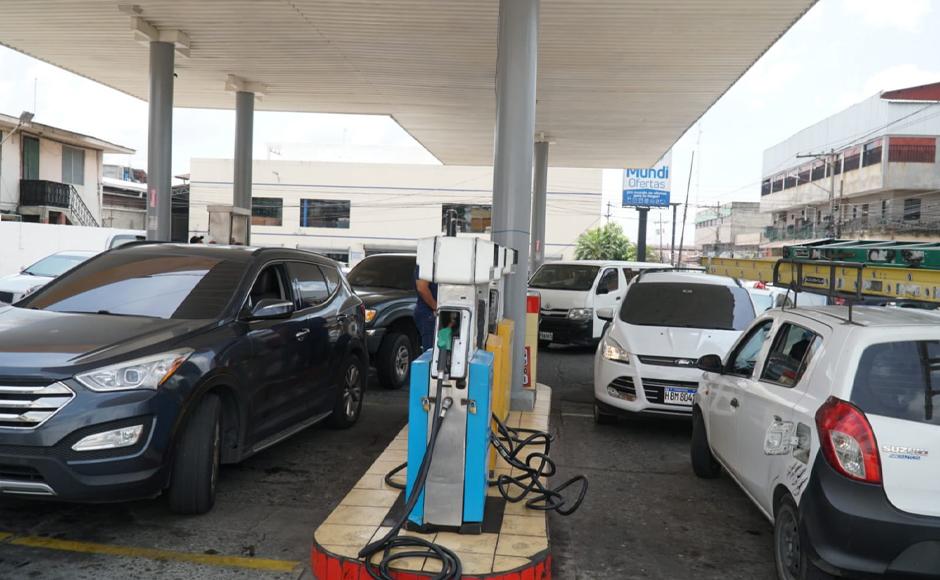 Colas de ciudadanos sampedranos para poder abastecerse de combustible.