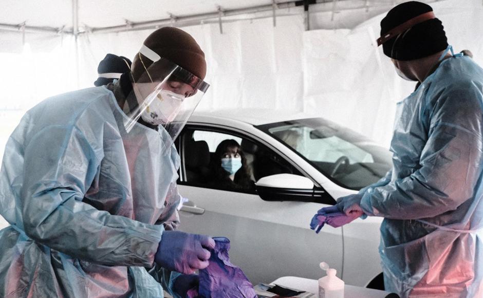 Debido al aumento de la variante ómicron, el gobernador de Ohio, Mike DeWine, desplegó miembros de la Guardia Nacional para ayudar con el personal médico en los centros de salud y los sitios de prueba en todo Ohio.