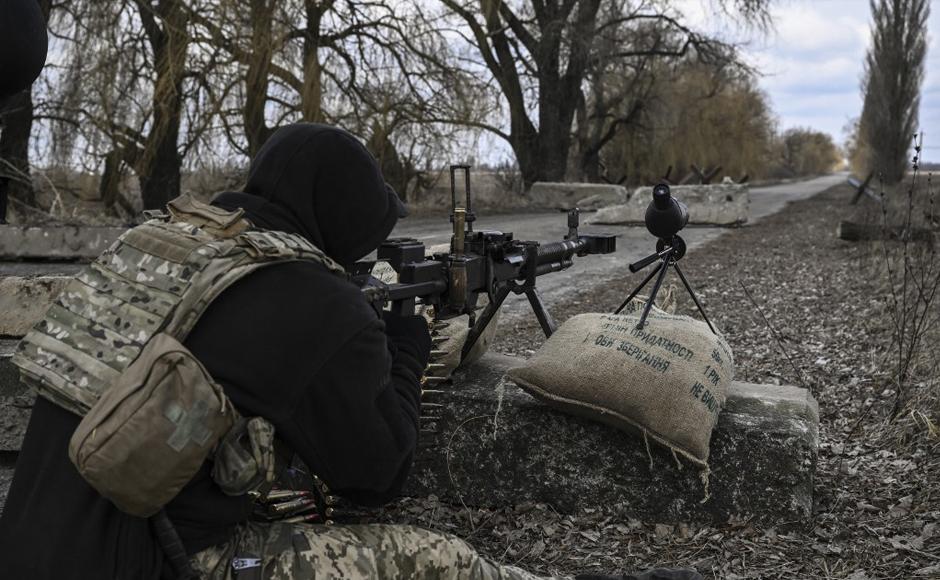 Un militar ucraniano apunta hacia las posiciones rusas en las afueras de la ciudad de Brovary, al este de Kiev.