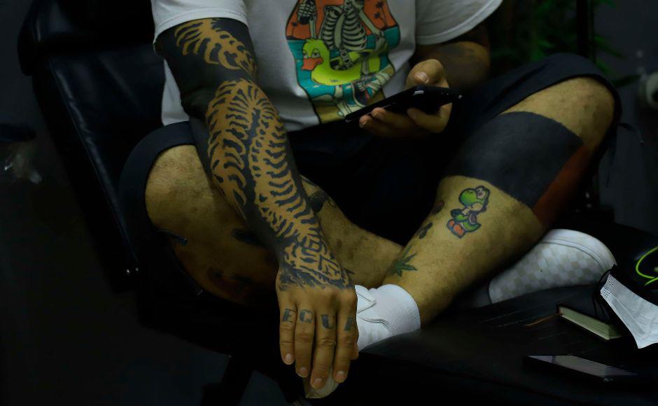 $!Osmany Reyes lamentó que en Honduras aún se juzgue por la apariencia. Tiene gran parte de su cuerpo tatuado, pero eso no significa que es antisocial; al contrario, se siente feliz.