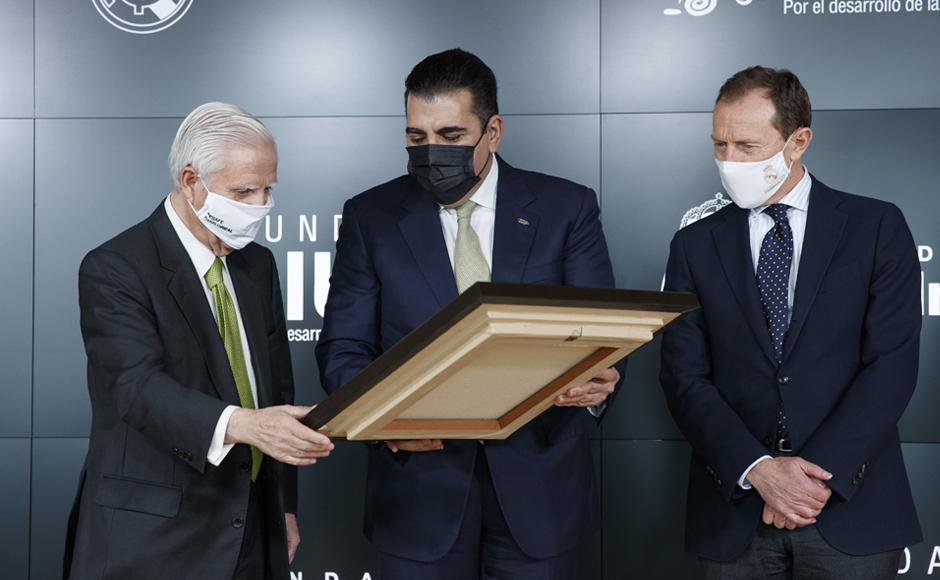 Enrique Sánchez observa el obsequio entregado por Mario Faraj.