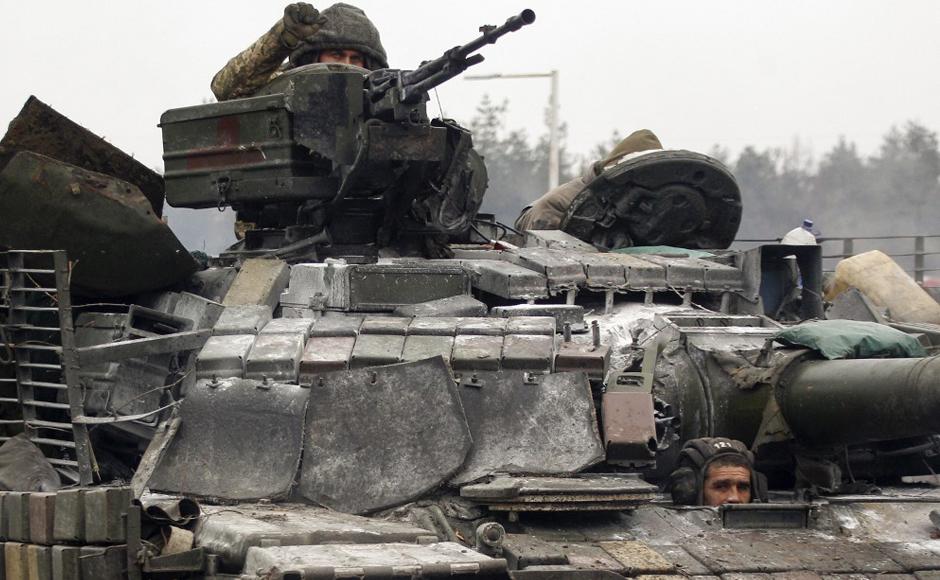 Los militares viajan sobre un vehículo blindado ruso.