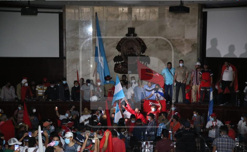 Simpatizantes de Libre invadieron el interior del Congreso Nacional para felicitar a la junta directiva encabezada por Luis Redondo.