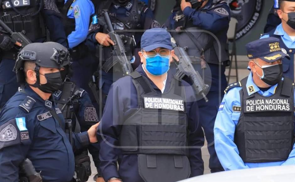 Momento en que Juan Orlando Hernández fue presentado públicamente tras su captura.