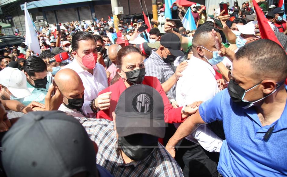 Xiomara Castro llegando a los bajos del Congreso Nacional en Tegucigalpa.