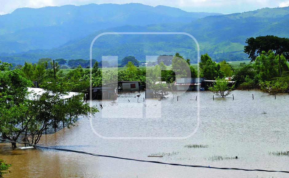 Hay colonias inundadas y aldeas incomunicadas.