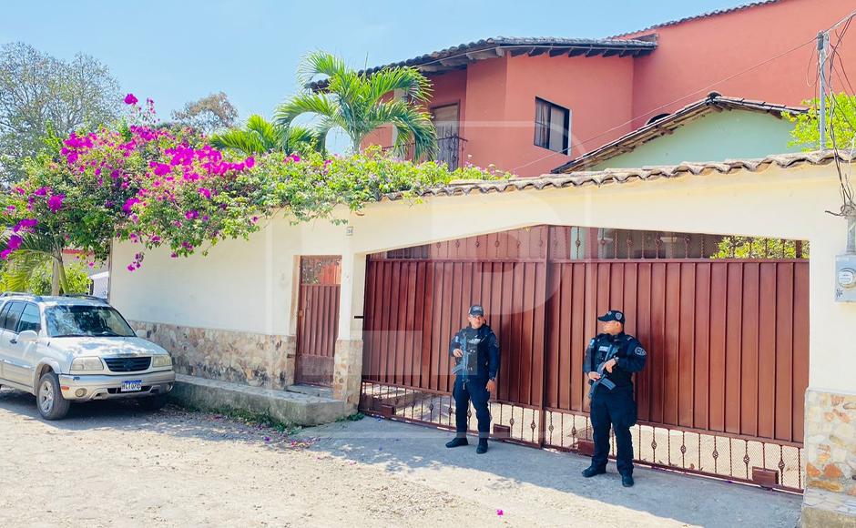 Agentes en las afueras de una vivienda asegurada este viernes contra el expresidente Hernández Alvarado.