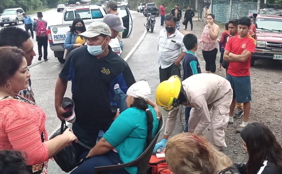 Varios curiosos llegaron al lugar donde se produjo el accidente de tránsito.