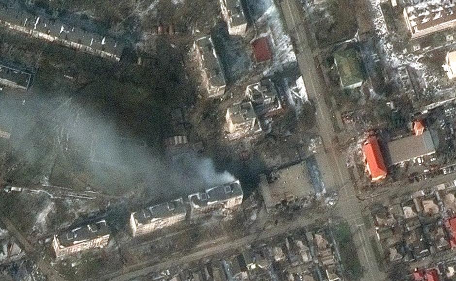 Esta imagen de satélite Maxar muestra edificios de apartamentos en llamas en la calle Zelinskovo, en el oeste de Mariupol, Ucrania.